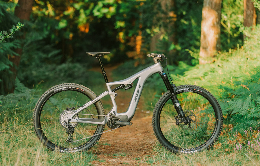 BH ATOMX LYNX 9.7 ER975 SNS gris claro gris oscuro, fotografía oficial de ambiente