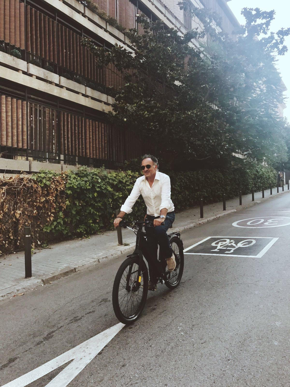 Fundador de LaBosch usando una bicicleta eléctrica